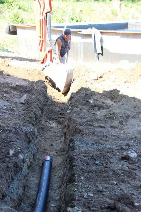 Sinnvoll: Um das Wasser von der Straße her kommend abzufangen wird eine Drainage verlegt. Ansonsten wäre die Laufbahn öfters überschwemmt und verdreckt.