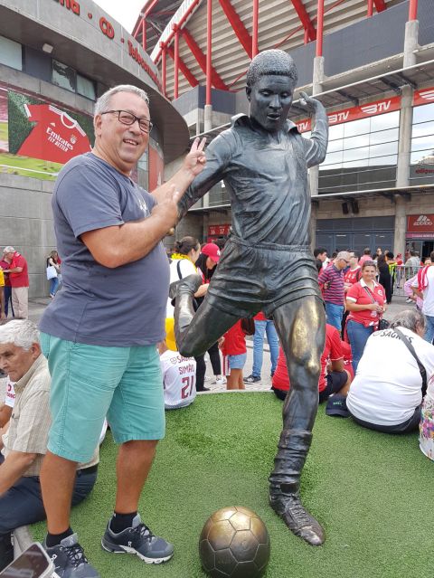 Zwei Gegenspieler von 1982 beim Jubiläumsspiel des SVH: Hans-Joachim Schmidt und Eusébio