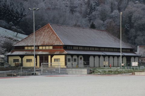 Neben dem Fußballstadion das Eisstadion - die Markthalle