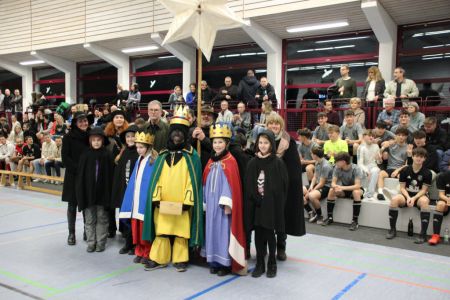 Die Haslacher Sternsinger um Sternträger Manuel Seitz überrachten die Zuschauer beim Silvester-Cup.