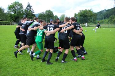 Freudentanz nach Derbysieg. Unsere Reserve nach dem Sieg und vor dem Showdown