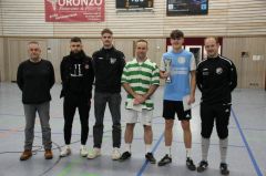 Der 1. Vorsitzende Jürgen Philipp ehrte die vier Erstplatzierten und übergab Pokal und Preise an Gürkan Balta (Alte Herren, 4. Platz), Elias Salbeck (Flipper Boys, 3. Platz), Jonas Walter (Ritschele, 2. Platz) und Robin Grießbaum (Ajax Dauerstramm, 1. Pla