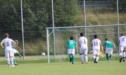 Vergebliches Nachsetzen, Moritz Zimmermann verlädt Torhüter Tom Mantel beim Strafstoß zum 3:4