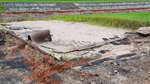 Von unten nach oben in die Grube springen