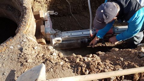 Mit einem Tunnelbohrer wurde der Durchbruch in Angriff genommen.