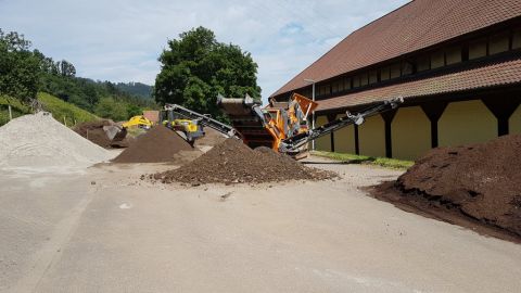 Mutterboden, Sand und Rindenmulch werden bei der Markthalle gemischt.