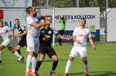 Arbeitsnachweis: Hakan Ilhan (80) im Kopfballduell mit dem verdeckten Vincent Hättich, rechts Sascha Roth (10) gegen Jonathan Kalt und links wird Torjäger Fabian Kloos von Fabio Bächle verfolgt. Ganz hinten macht sich Lennart Lehmann warm.