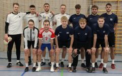 Im Finale um den 9m-König standen sich die beiden treffsichersten Teams von Kickers (weiße Trikots) und dem Titelverteidiger Flipper Boys (dunkelblau) gegenüber, der Titelverteidiger gewann knapp mit 3:2.