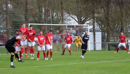 Fabio Bächle (links) bei seinem Freistoßtreffer zum 1:3. Der Ball geht über die Mauer und senkt sich in die kurze Ecke.