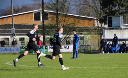 Fabio Bächle und Max Armbruster im Laufschritt zurück, Max hat den 2:2 Ausgleich erzielt. Man will mehr.