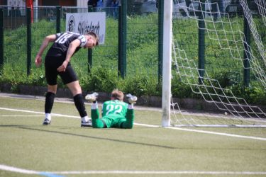 Patrick Braig hat wieder pariert. Rocco Antoniak schreit ihm seine Bewunderung zu.