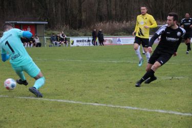 die Simon Lehmann mit einem Abschluss an Torhüter Kai Schätzle vorbei zur frühen 0:1 Führung nutzt.