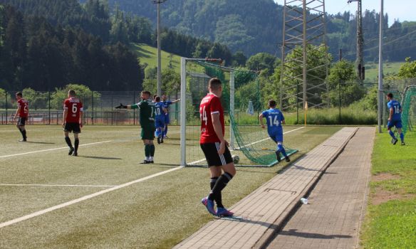 Hinten jubeln Torschütze Joel Silzer, Markus Hansmann (10) und Marco Baier über das 4:1, während für Mark Bork (14) und Vorlagengeber Simon Lehmann (16) der Weg zunächst hinter dem Tor vorbeiführt