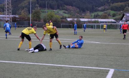 Mit einem Schuss aus der Drehung scheitert Mario Braig (sitzend) an Torwart Andreas Braun