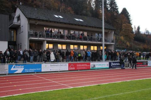 Gleich geht es los, mehr als 300 Zuschauer sind im Stadion