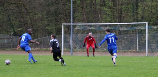 Auffälligster Offensivspieler des SVH war Mario Braig (7), der hier Moritz Wörner (11) und Labou Saah (81) beschäftigt