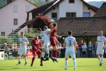 Robin Schmidt (3.v.r.) geht zum Kopfballduell gegen Luka Schmieder (hinten) und Lukas Moser