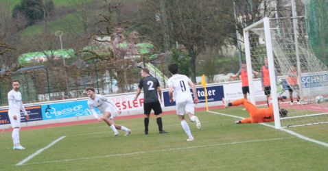 Joel Silzer (9) hat Julius Allgaier bedient, der schließt zum 3:1 ein und dreht jubelnd ab