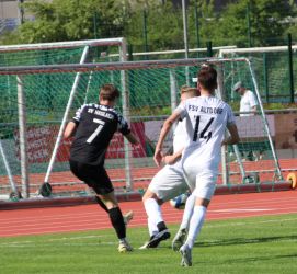 Kevin Reis setzt sich gegen zwei Gegenspieler durch und flankt nach innen