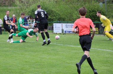 Oldie Jürgen Neumaier (Mitte) erzielt mit einem Flugkopfball die frühe 1:0 Führung seines SV Mühlenbach