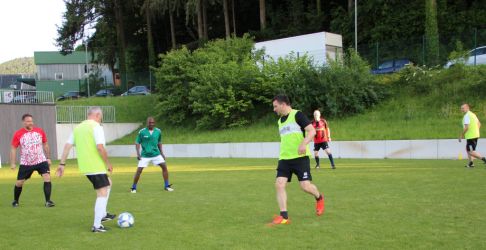Den Ball flach halten und ständig in Bewegung bleiben
