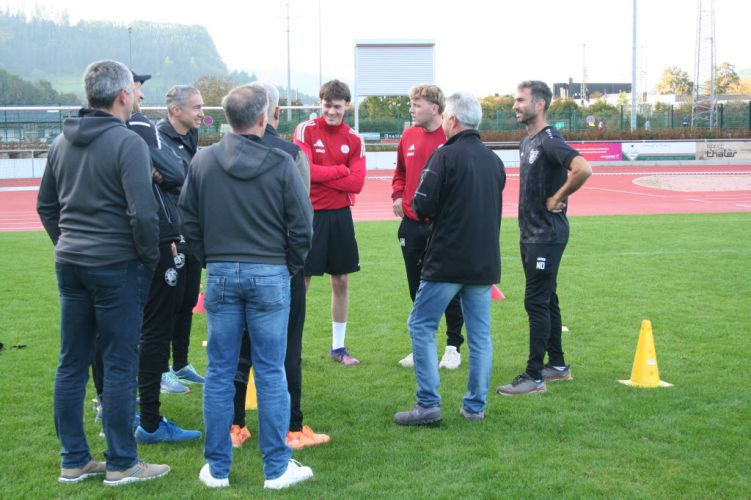 Vorgespräch mit den SVH-Juniorentrainern und -Offiziellen.