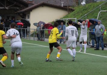 Auch nach dem Einwurf von Jonathan Benz sind Haslach's schnelle Spitzen Giulio Tamburello (11) und Julius Allgaier (12) kaum zu halten