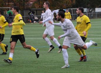 Alle Augen folgen dem Kopfball von Giulio Tamburello, der knapp über die Latte streicht (v.l.: Marius Weidenbach (15), Luka Schmieder, Giulio Tamburello und Raphael Riethmüller)