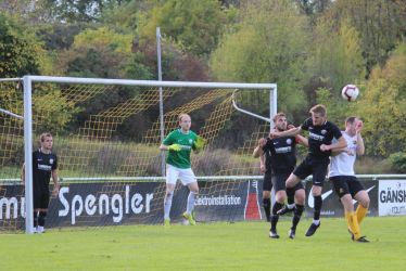 Gemeinsam stemmen sich Markus Hansmann und Spielführer Ralf Kammerer gegen einen Erfolg des SV Oberschopfheim. In dieser Szene gelang das, über 90 Minuten leider nicht.