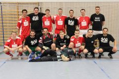 Die Bad Boys 1 (schwarz) und die Sparkasse Haslach-Zell bestritten ein packendes Finale beim Silvster-Cup, bei dem die Bad Boys knapper Sieger blieben.