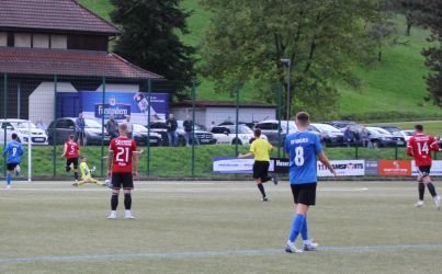 Kevin Reis (verdeckt) scheitert am Torhüter