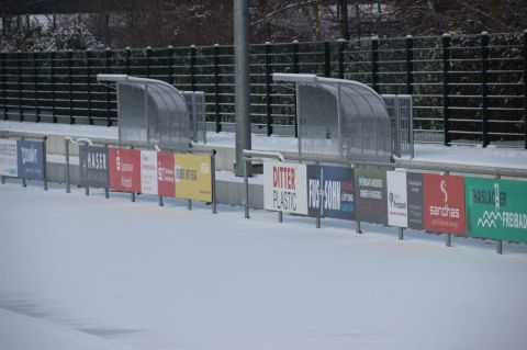 Im tauenden Schnee sind die kleinen Ersatzbänke offensichtlich geschmolzen