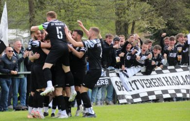 Großer Torjubel nach dem frühen 0:1 durch Benni Bruckner (verdeckt)beim Team und bei den Fans. Spielführer Max Armbruster (5) überspringt die Jubeltraube fast