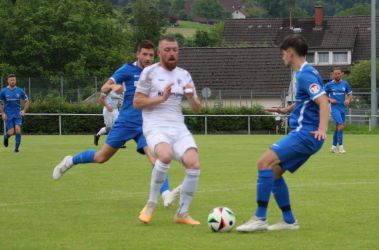 Zu weit vorgelegt hatte sich Benni Bruckner den Ball, deshalb gibt es gleich einen Zusammenprall mit Michael Gieringer (rechts)