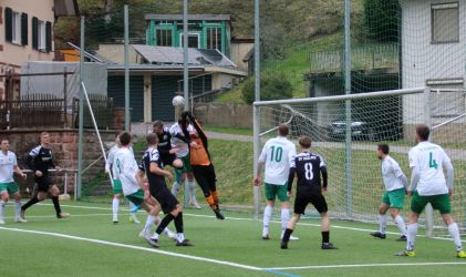 Dreikampf um den Ball. Torhüter Silas Müller kann den Ball wegfausten, stark bedrängt vom Schapbacher David Müller und vom Haslacher Benni Bruckner
