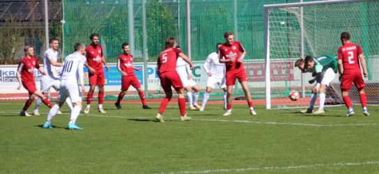 Kuriose Szene im Ettenheimer Strafraum: Torhüter Fabian Haimerl liegt als Rucksack auf dem Rücken des Haslachers Kevin Reis (3.v.r.), der Ball geht aber nicht rein