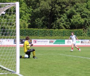... der Ball geht durch die Beine des Torhüters ...