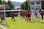 Kollektives "dem Ball nachschauen", doch Jonathan Benz (verdeckt) hat das Leder schon per Kopf im Gehäuse zum 1:1 Ausgleich untergebracht