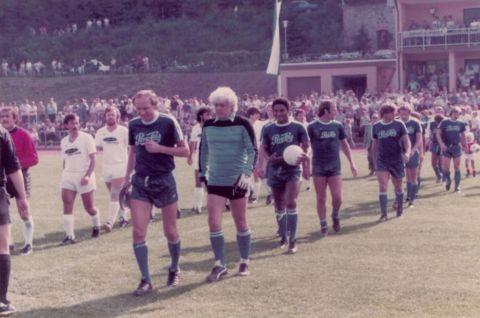 Eusebio (3. in blau v. li.) und Hans Joachim Schmidt (2 v.l) beim legendären Jubiläumsspiel 1982 in Haslach