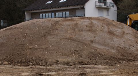 Dafür türmen sich im Stadion die Erdhügel, über diesen kann man direkt auf den Balkon des Clubhauses steigen