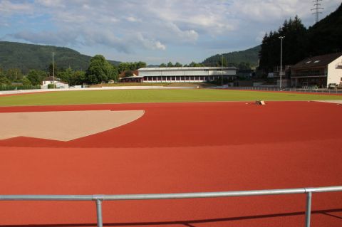 Die Leichtathletikanlagen sind nun alle rot, außer dem Kugelstoßsegment und den Sprunggruben,...