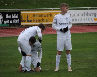Mario und Giulio bei einer komischen Jubelszene, Noah sieht da besser weg