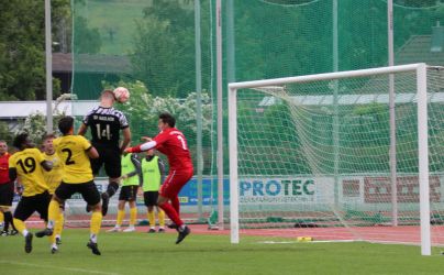 Nach einer Ecke steht Luka Schmieder (14) goldrichtig und köpft zum 2:0 ein. Torhüter Ricco Spinner kommt nicht mehr ran, Ruben Yebga (19) und Etienne Vogt haben keine Chance.