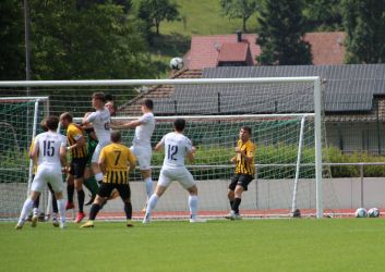 Torhüter Robert Unrau (im Hintergrund) in Bedrängnis, Philip Ganter (6) und Jonathan Benz (3.v.r.) gehen hoch zum Kopfball