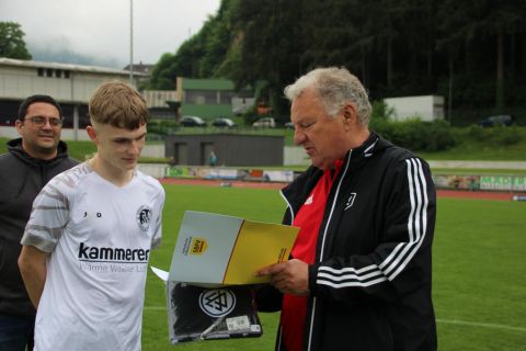 vr. Reiner Lehmann, Samuel Klausmann und den sportlichen Leiter Claudio Tamburello vom SVH