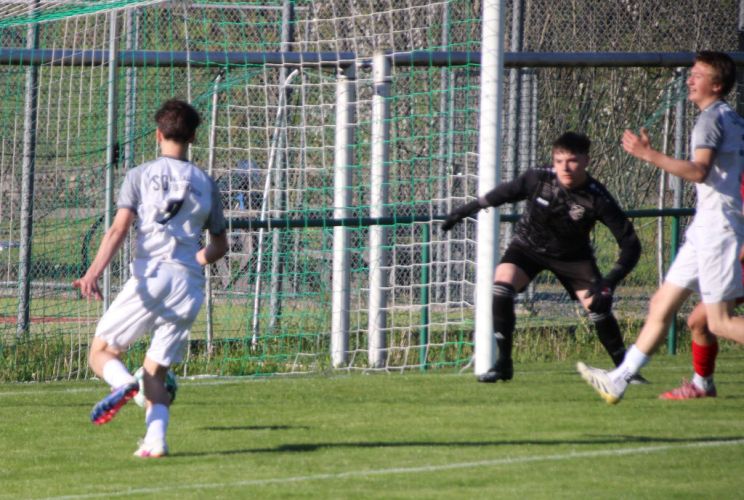 Nach einem Querpass von Janis Nitzsche erzielt der mitgelaufene Lasse Hochstein die frühe 0:1 Führung