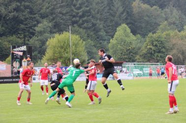 Marco Müller geht zum Kopfball, Torhüter Julian Fischer springt ins Leere, aber auch gegen das Standbein von Joel Silzer (18)...