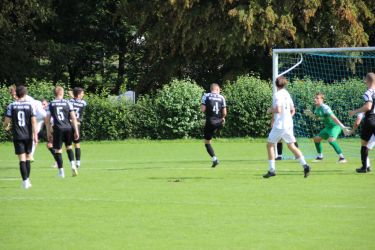 Fabio Bächle (4) klärt vor dem Tor
