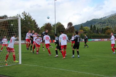 Dean-Levin Hämmerle (7.v.l.) versucht sich per Kopfball gegen die rot-weiße Wand des VfR Elgersweier