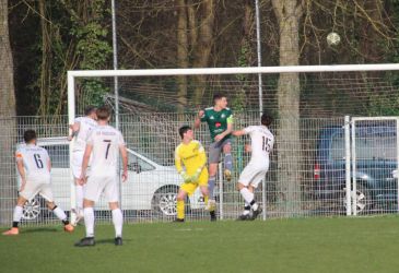 Glück für den SVH. In der Nachspielzeit fällt der Kopfball von Dominik Kaiser auf die Latte.